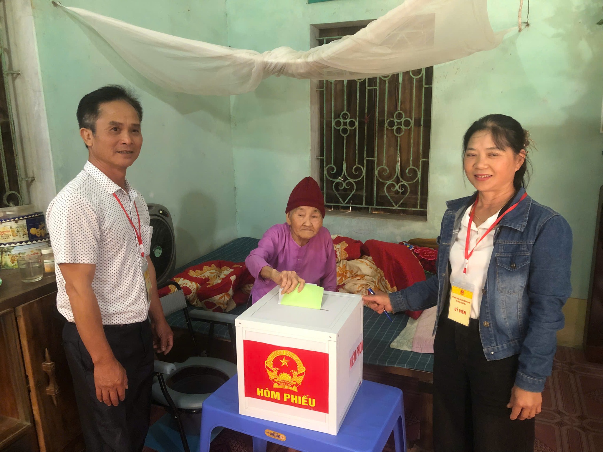 Đưa hòm phiếu phụ đến tận nhà, không để cử tri nào bỏ lỡ ngày hội bầu cử
