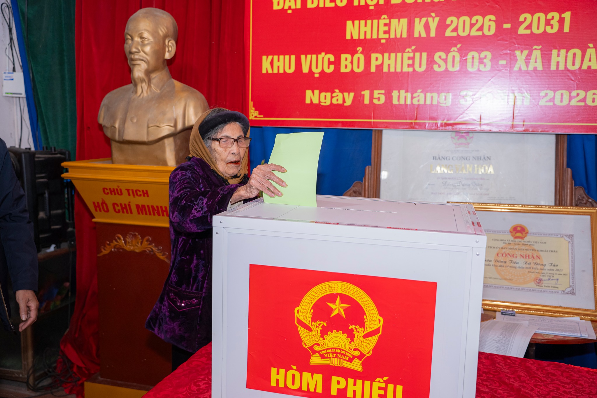 Cử tri 98 tuổi phấn khởi đi bầu cử