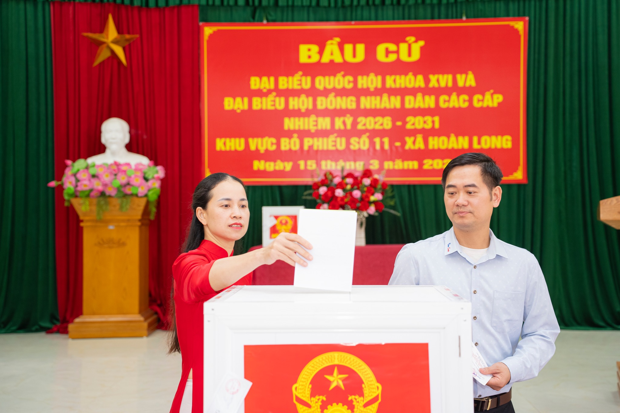 3 cặp gia đình rủ nhau đi bầu cử