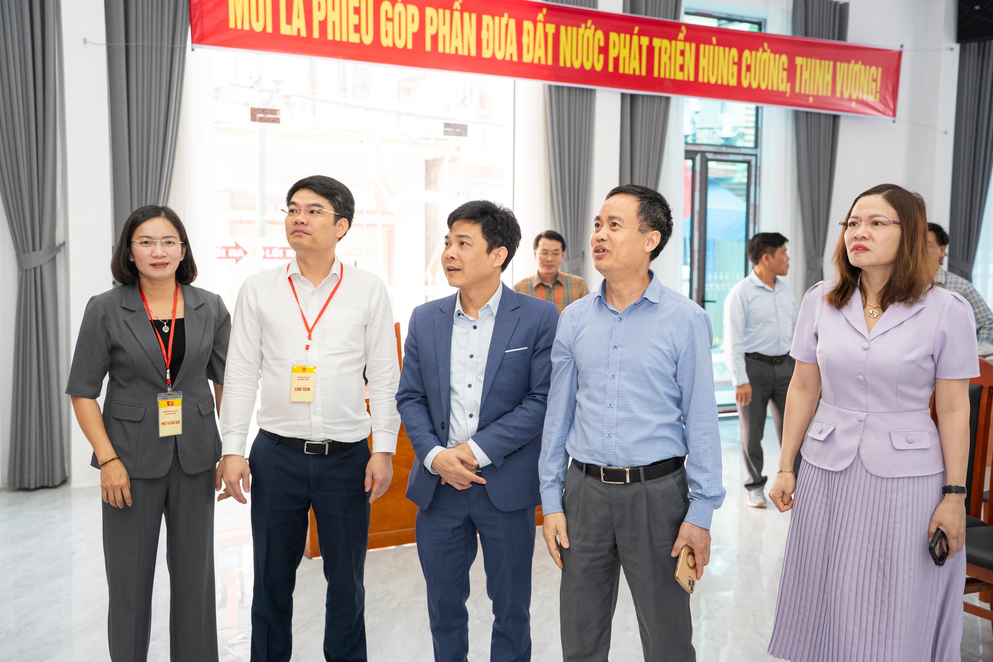 Phó Chủ tịch UBND tỉnh Lê Quang Hòa kiểm tra công tác chuẩn bị bầu cử tại xã Hoàn Long