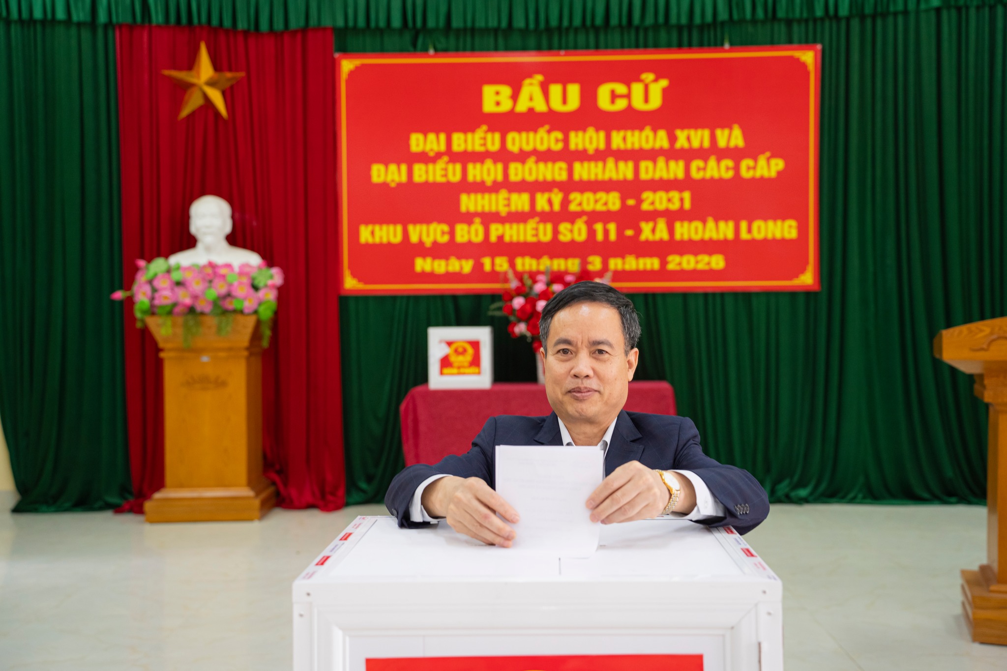 Các đồng chí lãnh đạo xã Hoàn Long thực hiện quyền và nghĩa vụ cử tri
