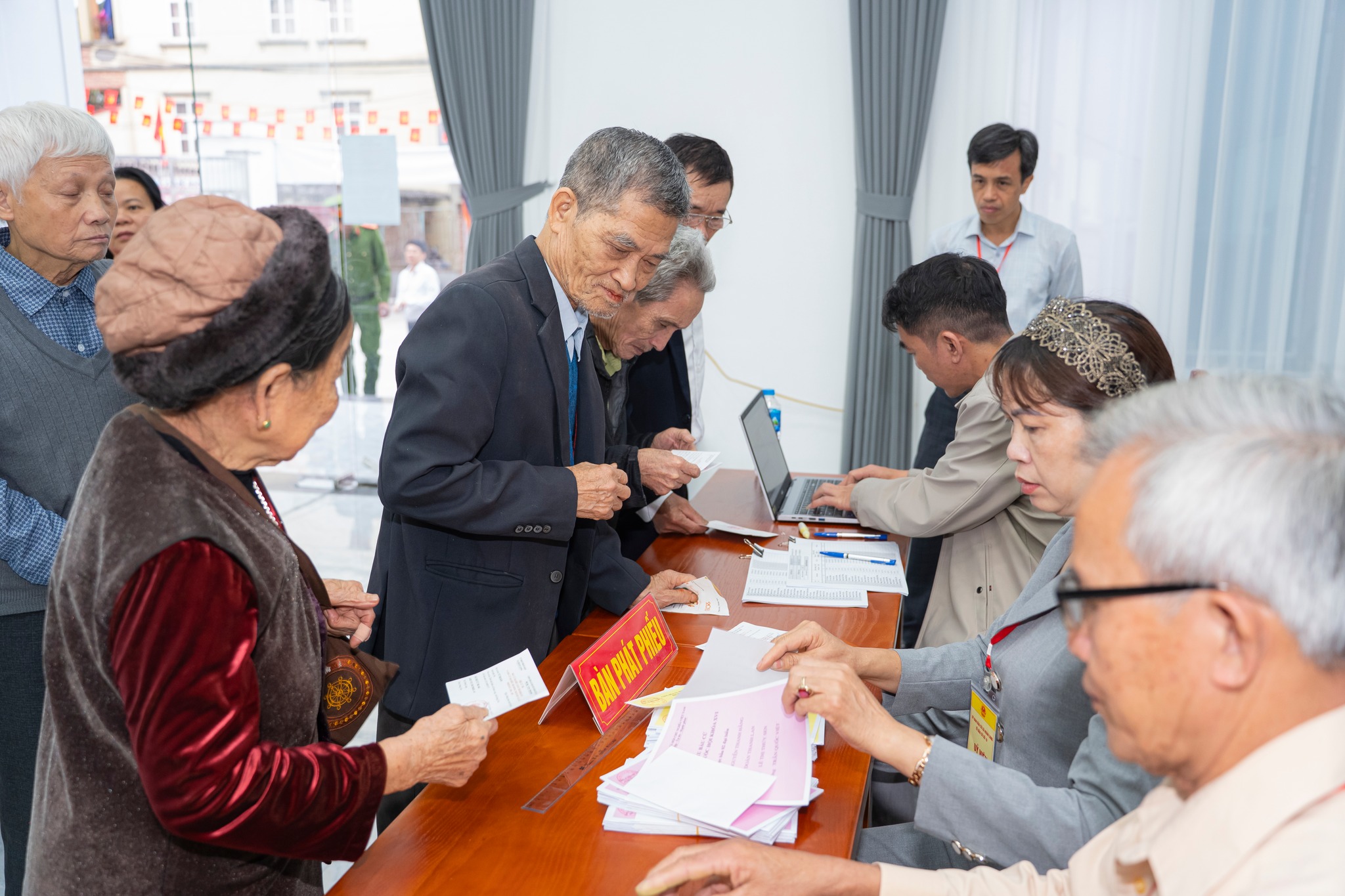 Chùm ảnh: Cử tri Hoàn Long phấn khởi tham gia bầu cử, thực hiện quyền và nghĩa vụ công dân