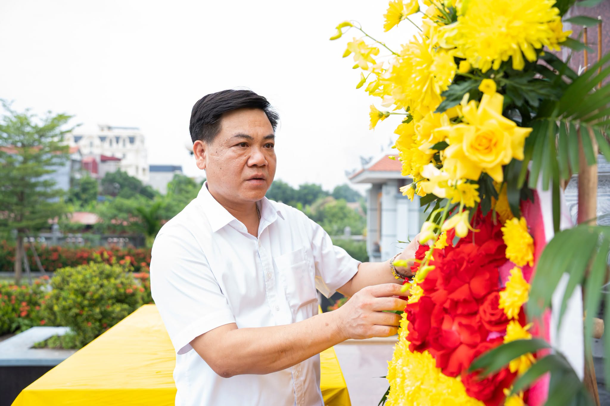 Dâng hương tưởng niệm các Anh hùng liệt sĩ trước thềm Đại hội Hội Doanh nghiệp xã Hoàn Long lần thứ nhất